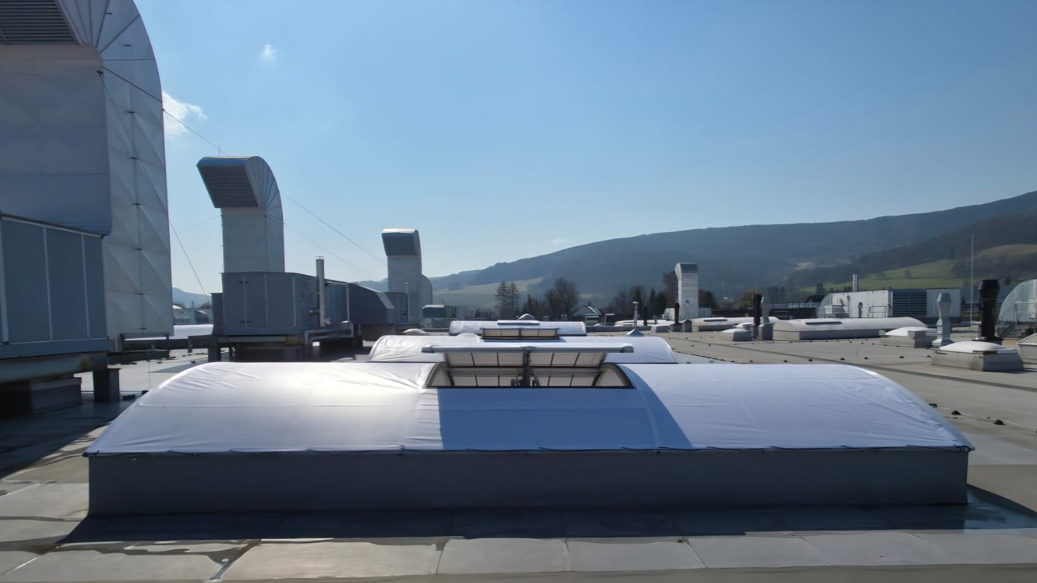 Zatienenie strešného svetlíka pomocou plachty na priemyselnej hale